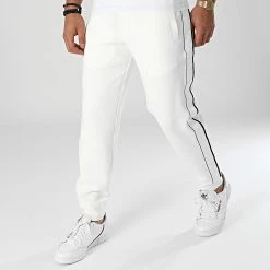 Coupon 🤩 Pantalon Jogging A Bandes 6K1P63-1JHSZ Blanc Cassé de Emporio Armani 🎉